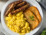 17 recettes de saucisses et d’œufs à préparer pour le petit-déjeuner