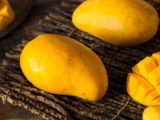 Comment faire mûrir une mangue (4 façons simples)