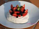 Pavlova fraises, myrtilles et crème de coco {sans gluten ni lactose}
