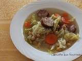 Soupe d'hiver : soupe au chou, saucisse de Montbéliard et pois chiches