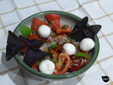 Salade de tomates au labné et aux graines