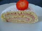 Gâteau roulé au chocolat blanc et coulis de fraises