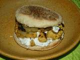 Muffin anglais au poulet tandoori, raïta et oignon au citron