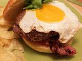 Burger au chèvre, steak haché, bacon et œuf sur le plat