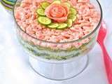 Salade de riz et crevettes comme un maki géant