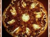 Pizza blanche aux oignons confits et fromage de chèvre