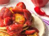 Pancakes à la noix de coco, fraises et bananes plantain