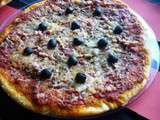 Pizza tomates, olives et fromage