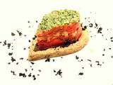 Thon à la tomate et au basilic sur un lit de pain aux olives noires