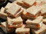 Mini sandwiches truite fumée, oeufs de saumon