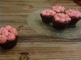 Cupcakes au chocolat noir surmontés de pâte à tartiner rose aux chamallows
