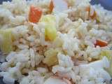 Salade de riz, surimi et ananas