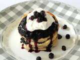 Pancakes aux bleuets, crème fouettée { Recette Quebecquoise }