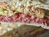 Sandwich au coleslaw et saumon