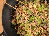 Wok de nouilles sautées aux brocolis et champignons