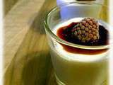 Panna cotta au lait d'amandes et au coulis de fruits rouges