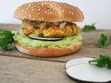 Hamburger végétarien: navet, carotte, cresson, crème d’avocat, oignons caramélisés, radis noir