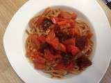 Assiette toute rouge, linguines, tomates et poivrons grillés