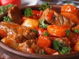 Ragoût de bœuf aux carottes avec sauce tomate