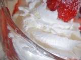 Coupe de glace sur lit de confiture de lait (Raffolé), et fraises