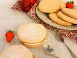 Gros macarons moelleux, crème fleur d'oranger, compotée de fraises & fraises