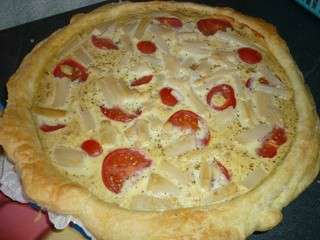 Quiche aux asperges blanches et tomates sur une crème de thon moutardée