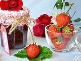 Confiture de fraises à l'eau et pétales de rose