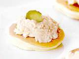 Rillettes de thon et tapenade d'olives noires sur blinis maison