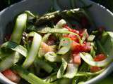Salade d’asperges crues aux fraises et poivre noir