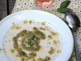 Soupe froide de chou-fleur, sauce aux câpres et basilic