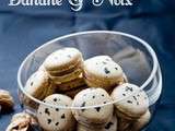 Macarons Roquefort, Banane & Noix {Coques à la poudre de noix, Ganache Roquefort & Banane}