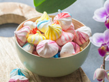 Mini meringues colorées