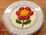 Œufs au plat en fleur de tomates cerises