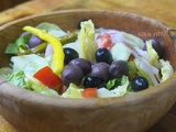 Salade de laitue aux concombres- tomate et oignon aux olives