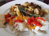 Eglefin au thym frais pommes de terre, champignons et piquillos