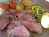 Rôti de viande, œuf et légumes marinés