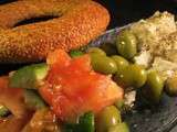 Salade de tomates, feta et pain au sésame