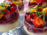 Crème vanillée aux fraises, cerises, myrtilles et tomates cerises sur lit de Spéculoos, Coulis de fruits rouges