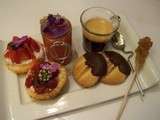 Mini tartes  framboises, soupe de fraises au jus de yuzu et biscuits Pâtes de chat pour un café gourmand