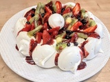 Pavlova aux fraises, kiwi et coulis de fruits rouges