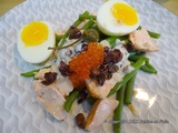 Salade de saumon vapeur, oeufs mollets et haricots verts, olives niçoises