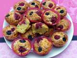 Muffins à la ricotta avec une framboise rose