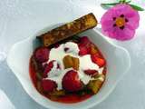 Rhubarbe au caramel et fraises fraîches