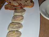 Canapés de pain d'épices de seigle au foie gras, raisin et confitures de figues