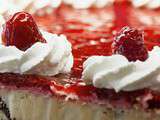 Charlotte - bavarois à la crème pralinée et gelée de framboises, groseilles