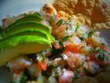Salade complète à l'avocat, aux crevettes et oeufs mayonnaise, épices