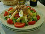 Salade composée au thon, tomate, haricots, oeufs, concombre, poivron, aux fines herbes
