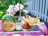 Salade de fruits aux melons et aux fraises parfumée au vin rosé et à eau de rose