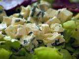 Salade verte au fromage bleu, à la poire et noix