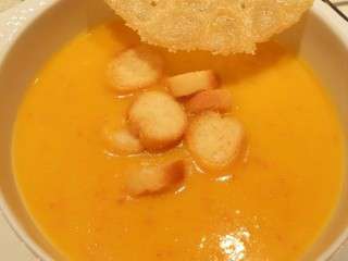 Velouté de potimarron chorizo et sa tuile de parmesan